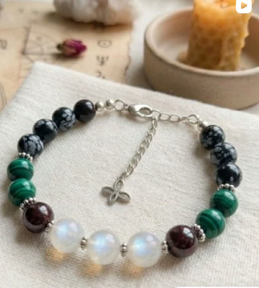 Pulsera de alquimia con piedras y velas de ritual